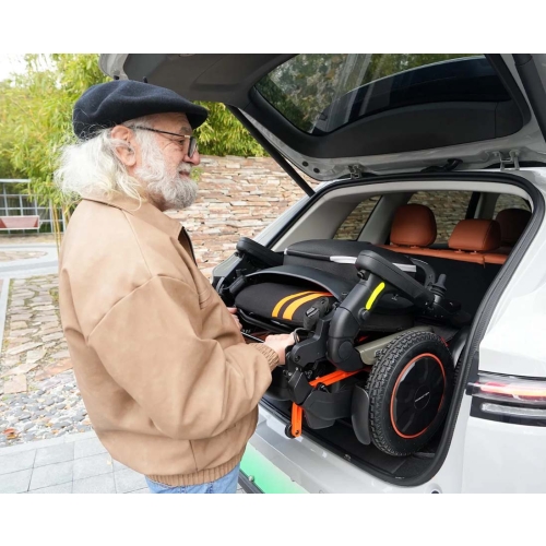 Wózek inwalidzki elektryczny składany - Robooter E60 PRO-A GT w bagażniku samochodu